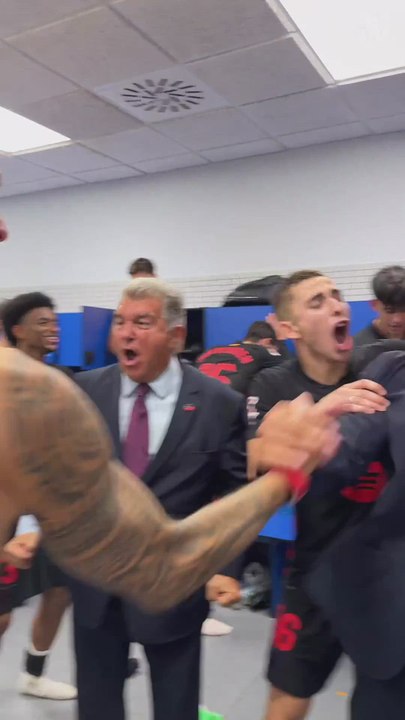 La imagen de Laporta desatado en el vestuario con los jugadores tras el título