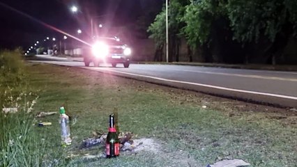 Cabeça de galo, cachaça e remédio: oferenda é deixada em marginal de rodovia em Cascavel