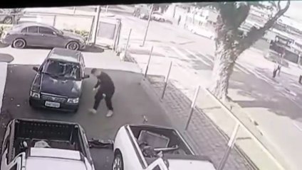 Vídeo mostra momento em que motorista fura sinal e colide com ônibus no Bacacheri