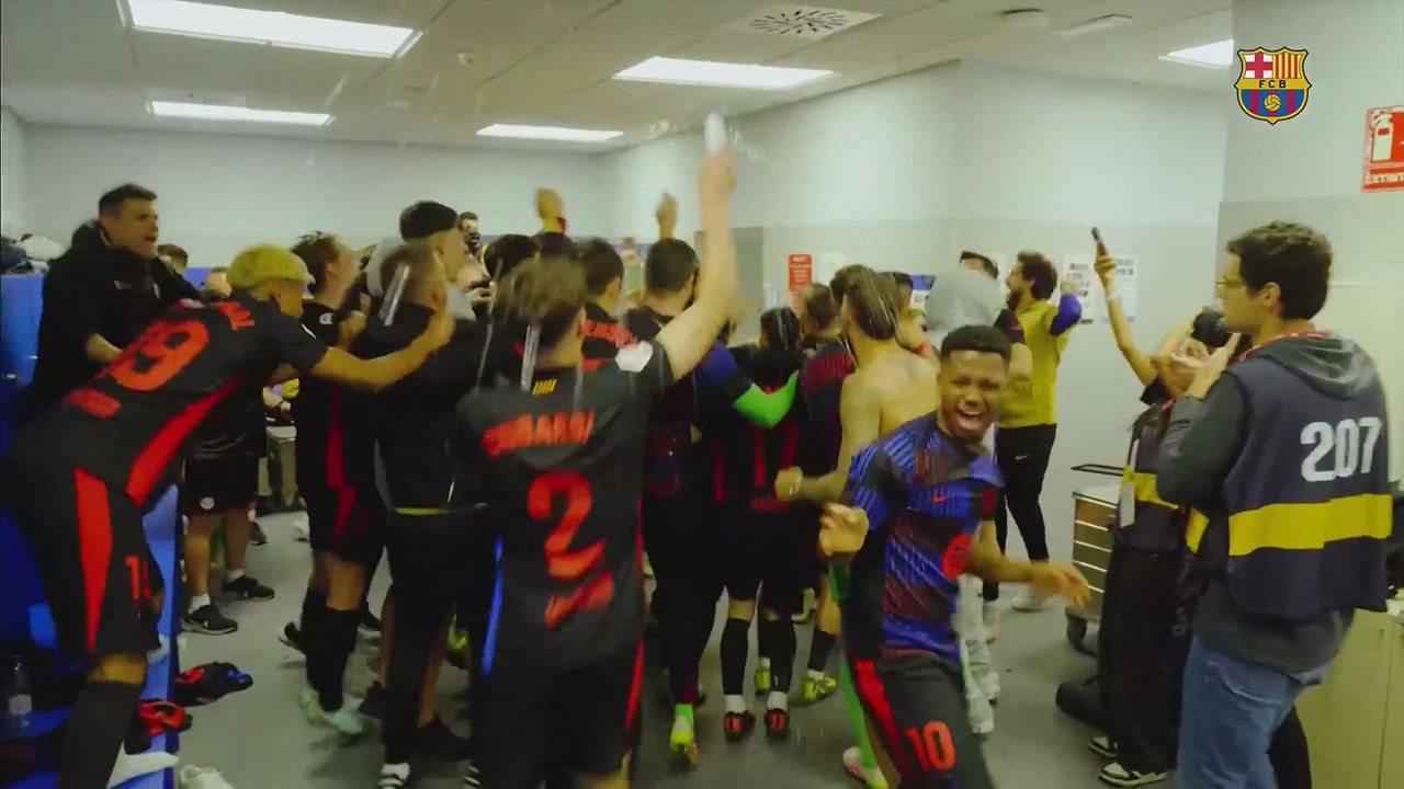 La FIESTA completa del FC BARCELONA celebrando LA LIGA: VESTUARIO, CORNELLÁ Y AFICIÓN