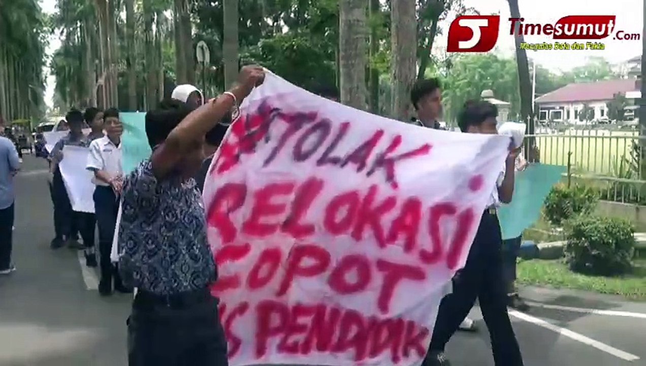 Puluhan Siswa Dan Wali Murid Mengelar Aksi Unjuk Rasa Di Kantor Bupati Deli Serdang.