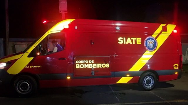 Caminhão da coleta encosta em árvore, trabalhador é atingido por galho e fica ferido