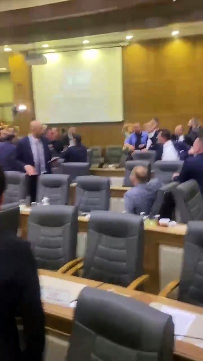 Belediye meclisinde AKP'liler CHP'li başkanın üzerine yürüdü, iki grup birbirine girdi!
