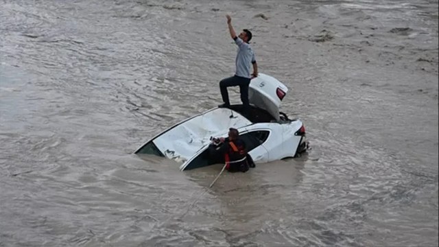 Otomobilin üstüne çıkıp kurtarılmayı bekledi! Onlarca araç sel sularına kapıldı