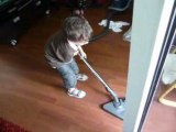 Axel qui passe l'aspirateur