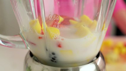 mixkit-blending-a-fruit-smoothie-in-a-blender-43905-hd-ready