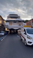Un trasporto davvero eccezionale: per strada passa uno yacht da 44 metri