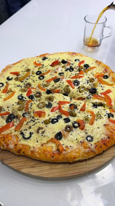 بيتزا بطريقة لذيذة وسهلة لجميع أفراد الأسرة في يوم العطلة - وجبة غداء رائعة