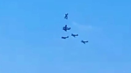 Paura in Brasile, due aerei precipitano: guarda il video dell'impatto