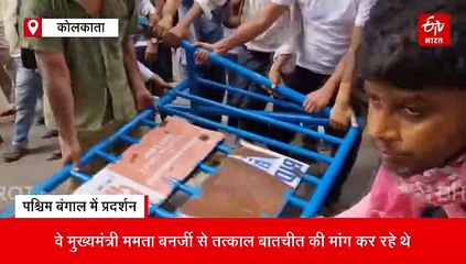 कोलकाता में नौकरी से हटाये गये शिक्षकों का प्रदर्शन तेज, आंदोलनकारियों ने पुलिस बैरिकेड तोड़े