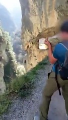 Lanza una piedra al vacío en la Ruta del Cares y lo sube a redes sociales