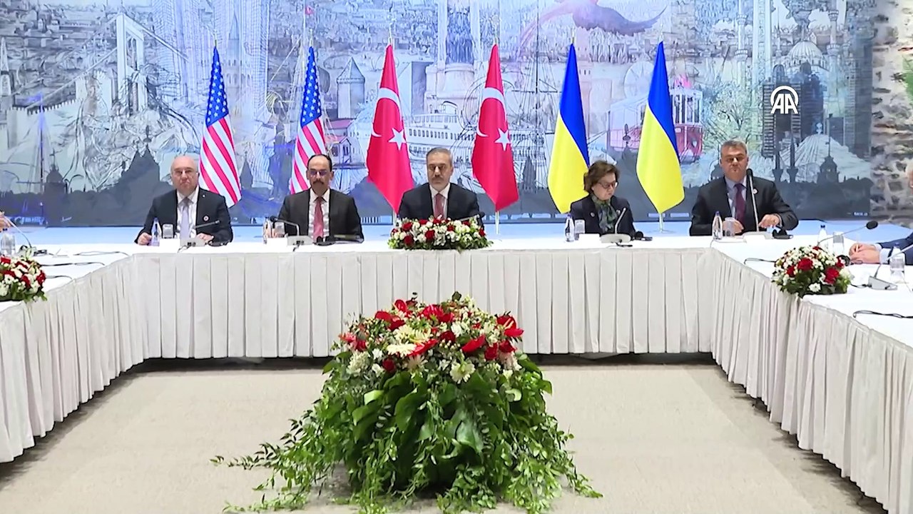 İstanbul'daki Cumhurbaşkanlığı Dolmabahçe Çalışma Ofisi'nde Türkiye-ABD-Ukrayna Üçlü toplantısı başladı
