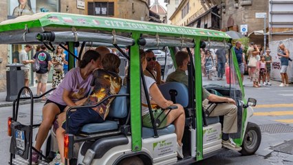 Viaggio nel caos urbano del centro di Firenze tra caddy e risciò