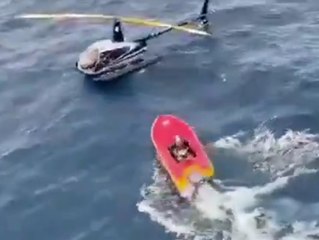 Hubschrauber macht Notlandung auf offenem Meer