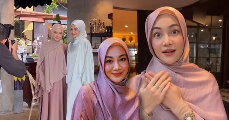 Kim Seon Ho Smile Trend Versi Daiyan Trisha — Gaya Berjubah yang Memikat! ✨