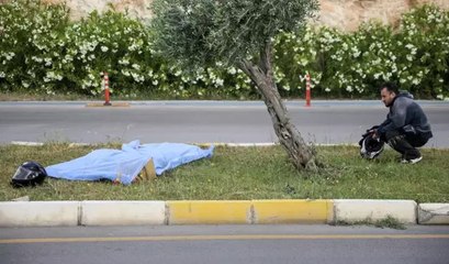 Kazada ölen arkadaşının cansız bedeninin başından ayrılmadı