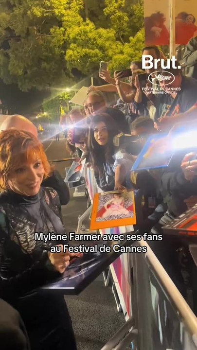 Mylène Farmer est allée à la rencontre de ses fans à Cannes