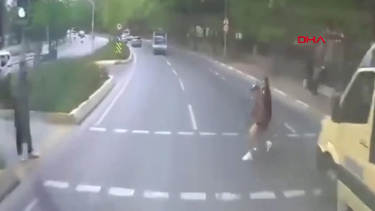 Esenyurt'ta TIR şoförü kırmızı ışıkta geçen yayaları son anda fark edip durdu