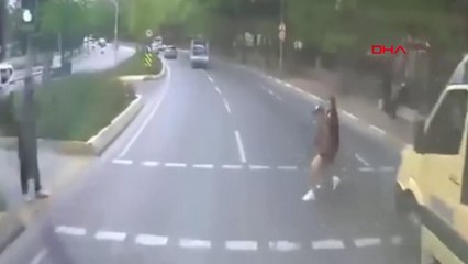 Esenyurt'ta TIR şoförü kırmızı ışıkta geçen yayaları son anda fark edip durdu