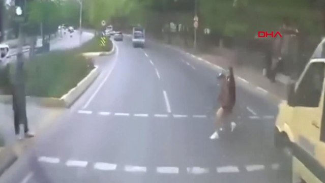 Esenyurt'ta TIR şoförü kırmızı ışıkta geçen yayaları son anda fark edip durdu