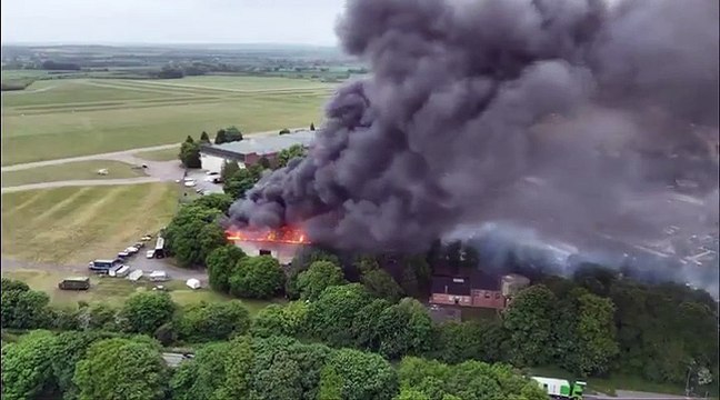 Bombeiros e civil morrem em fogo em antiga base da Força Aérea britânica