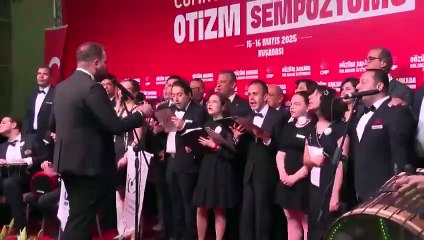 Özgür Özel otizimli çocuklarla şarkı söyledi