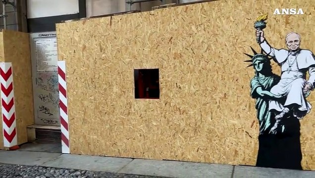 Milano, murale con papa Leone sorretto dalla Statua della liberta'