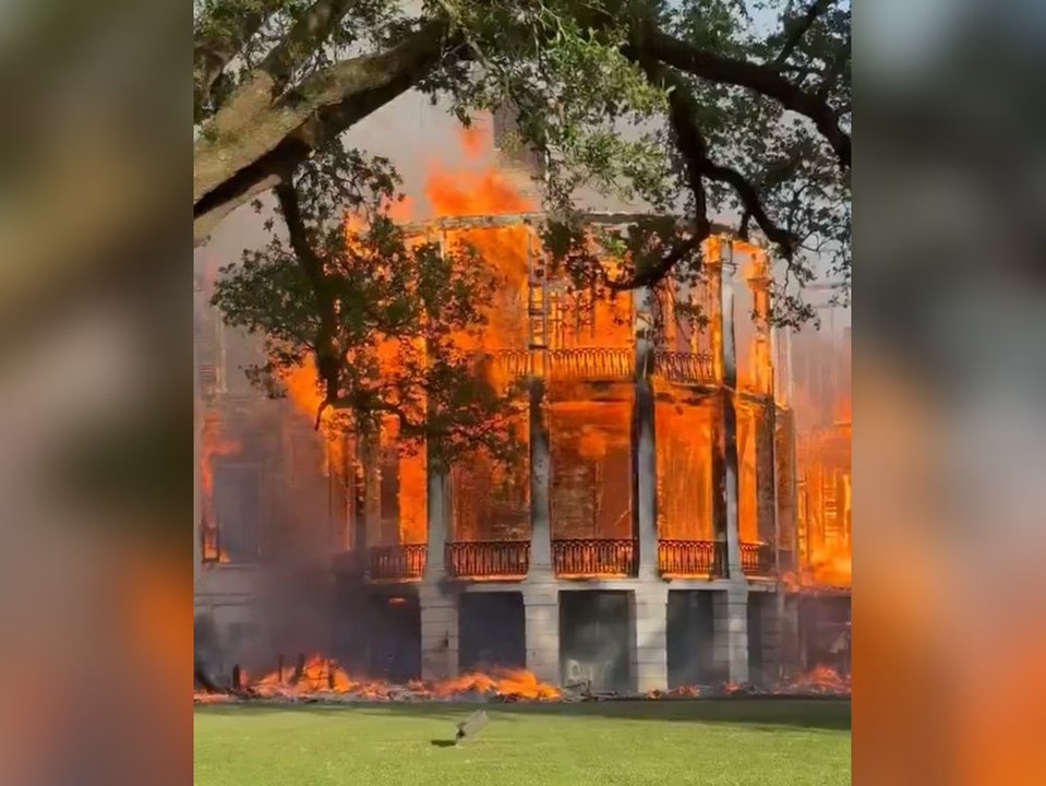 Großbrand vernichtet historisches Herrenhaus