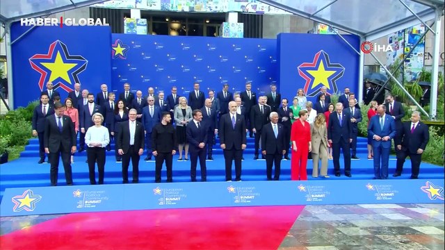 Cumhurbaşkanı Erdoğan, Avrupa Siyasi Topluluğu Zirvesinde aile fotoğrafına katıldı