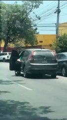 Video: bajan a mujer de vehículo tras discusión con hombre en San Pedro Sula