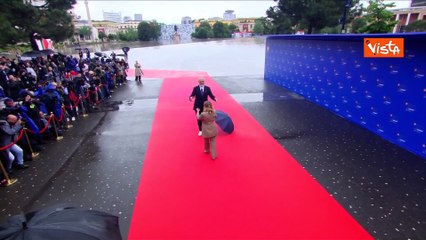 Meloni accolta a Tirana da Edi Rama che si inginocchia a mani giunte davanti a lei