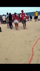 Vídeo: turista americano fica preso na areia em Copacabana após brincadeira