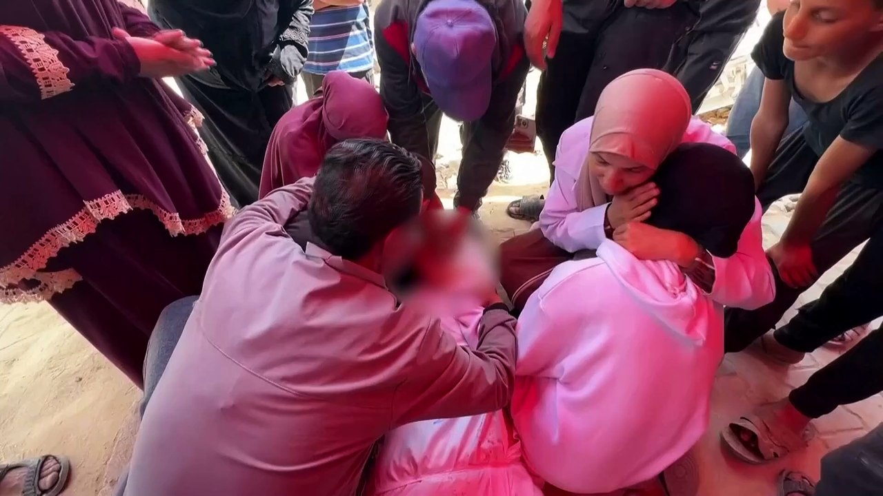 Famiglie in lutto in ospedale dopo un'esplosione mortale a Gaza