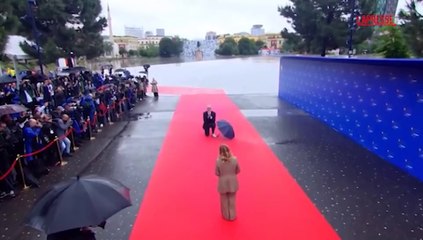 Albania, Rama accoglie Giorgia Meloni in ginocchio: le immagini
