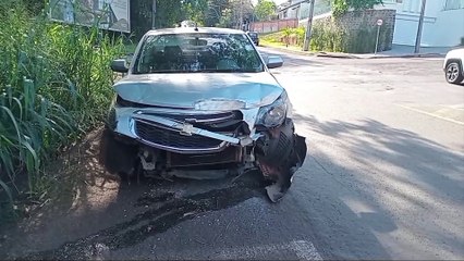 Carros se envolvem em acidente no Bairro Country