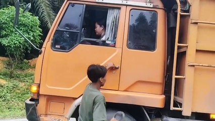 Truk Terperosok di Perkebunan Sawit – Proses Evaku