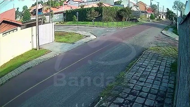 Motorista fura preferencial e faz carro capotar no Jardim das Américas