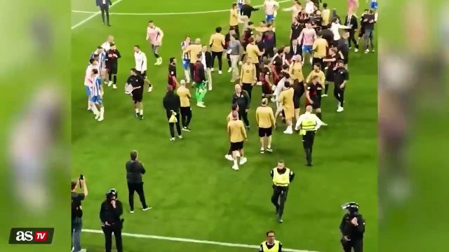 ENCENDIERON LOS ASPERSORES PARA QUE BARCELONA NO FESTEJE