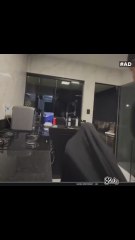 Una chica va a cocinar y termina encendiendo el fuego con su propio cuerpo