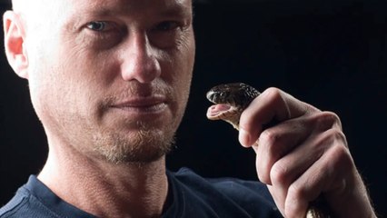 Tim Friede, el hombre que ha sobrevivido a las mordeduras de 200 serpientes venenosas en 18 años
