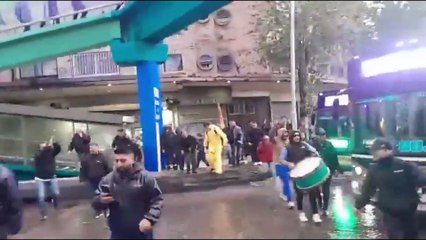 La lluvia torrencial no impidió que los colectiveros opositores a la conducción de la UTA protesten por salarios dignos