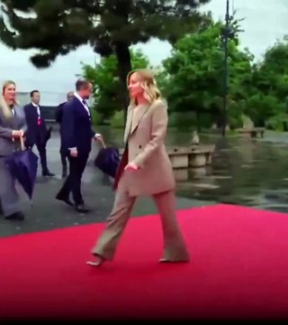 Arnavutluk Başbakanı Rama, Tiran'daki konferansta İtalya Başbakanı Meloni'yi diz çökerek karşıladı