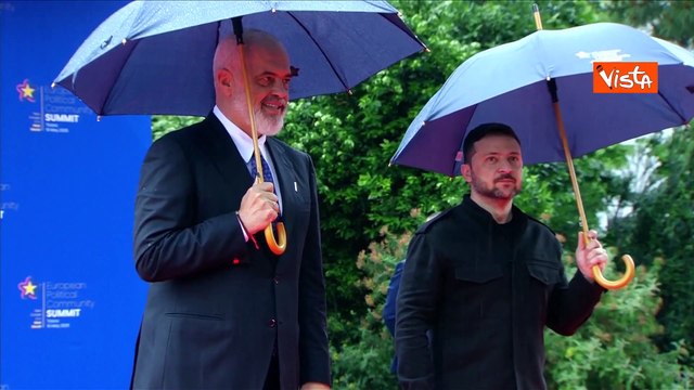 Zelensky arriva al vertice Cpe di Tirana. Ad accoglierlo Edi Rama