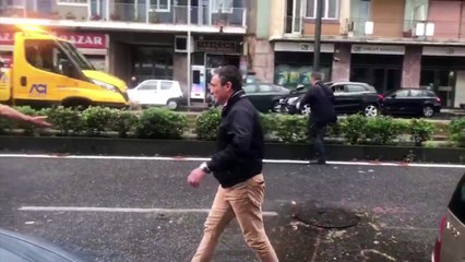 Cede un tombino su viale della Libertà a Messina: auto incastrata con una ruota, traffico nel caos
