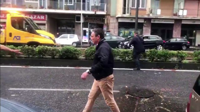 Cede un tombino su viale della Libertà a Messina: auto incastrata con una ruota, traffico nel caos