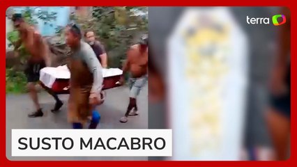 Caixão com corpo de homem cai de carro funerário em movimento no Amazonas