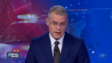 Agente do Bope protege homem durante tiroteio no Rio