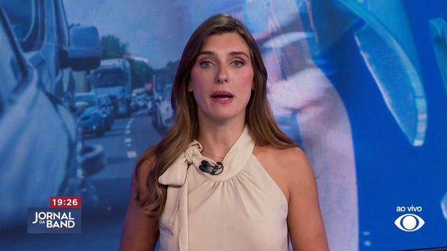 Caminhão carregado de cimento tomba e pega fogo no DF