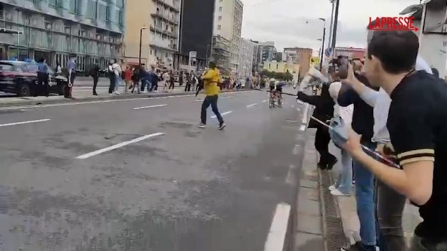 Protesta pro Pal al Giro d'Italia, manifestante si lancia tra i corridori che lo evitano per un soffio