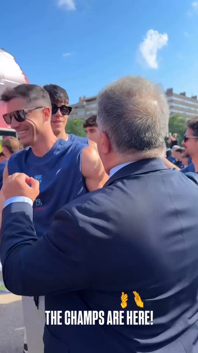 El abrazo de Laporta con Flick y los jugadores